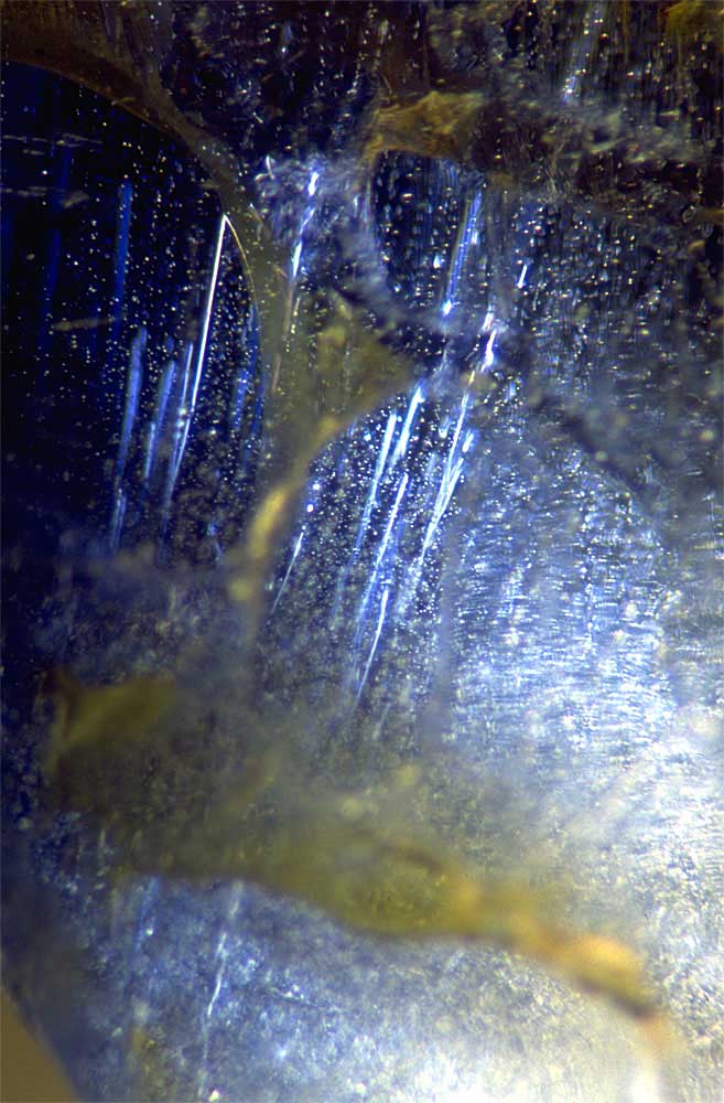 Gas bubbles in altered synthetic corundum rough